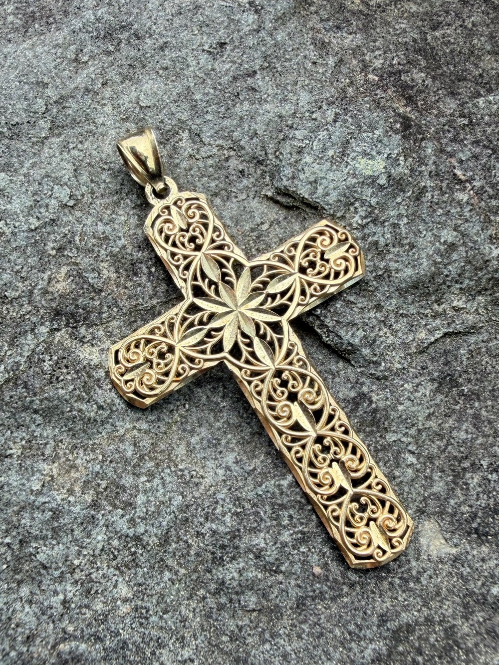 Estate 10 Karat Gold Filigree Cross Pendant 2g - Picture 9 of 10
